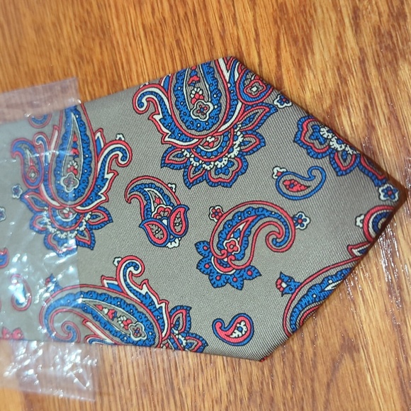 Four brand new 2.75" thin ties. All red & blue & white, 2 have tan/gold. - Picture 6 of 6